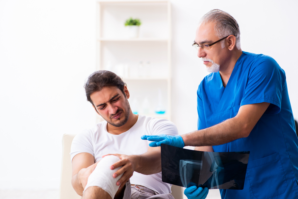 Leg,Injured,Man,Visiting,Old,Doctor,In,First,Aid,Concept